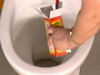 Soda för rengöring av toalettskålen