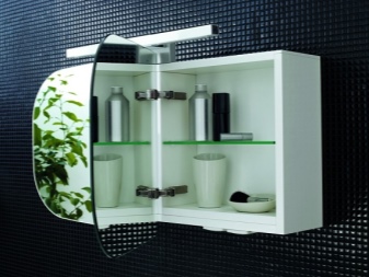 Spiegel im Badezimmerschrank