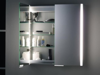 Spiegel im Badezimmerschrank