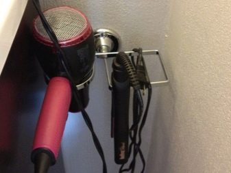 Soporte metálico para secador de pelo en la bañera