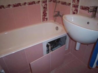 浴槽下のスライド式タイルスクリーン