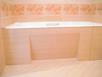 浴槽下の傾斜したセラミックタイルのスクリーン