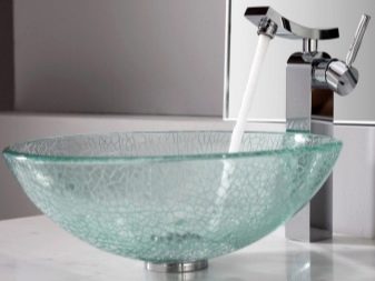 Lasinen yläpuolinen pesuallas