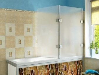 Badewannenabtrennungen aus Kunststoff mit Scharnieren