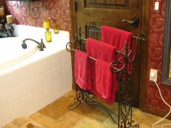 Rankšluosčių džiovintuvas, skirtas rankšluosčių laikikliams ant vonios kambario grindų