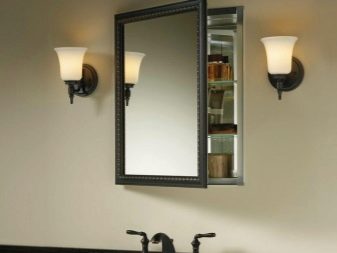 Väggmonterat spegelskåp i badrummet