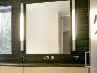 Sieninis vonios kambario veidrodis su apšvietimu