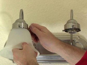 Apšviestas vonios veidrodis savo rankomis