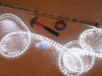 Vonios kambario veidrodžio su apšvietimu montavimas rankomis