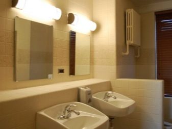 Sieninis veidrodis su apšvietimu vonios kambaryje