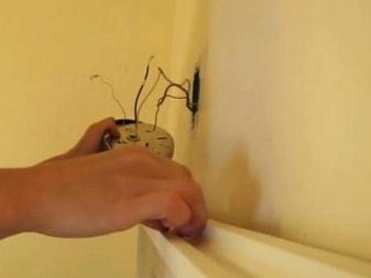 Монтиране на стенен аплик в банята
