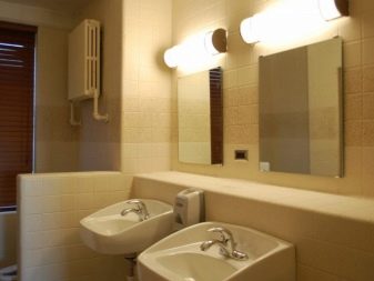 Стенни аплици над огледалата в банята 