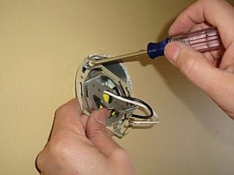 Монтиране на стенни аплици в банята