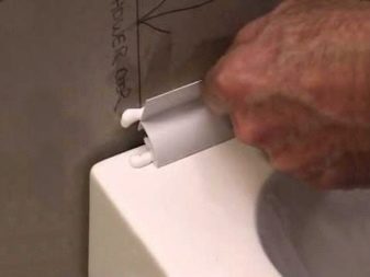 Sealing the gaps between the bathtub and the wall using plastic curbs