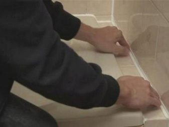 Sealing the gaps between the bathtub and the wall with silicone sealant 