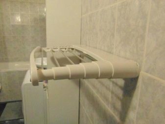 Пластмасови плочки за баня с пералня и сушилня.