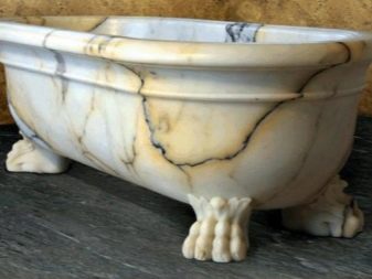 Badkar i natursten med ben 