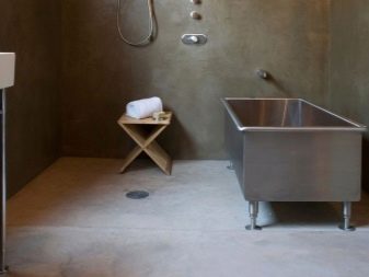 Badkar i metall med piedestaler