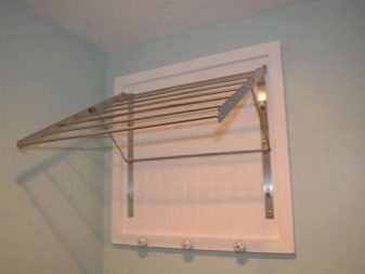 Fällbar torktumlare i badrummet.