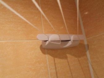 Fällbar väggmonterad torktumlare för badrummet