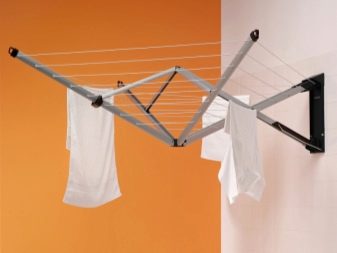 Original väggmonterad tvättmaskin i badrummet