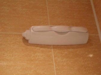 Väggmonterad vikbar tvättmaskin i badrummet