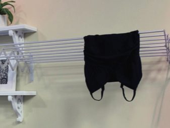 Fällbar väggmonterad torktumlare i badrummet.