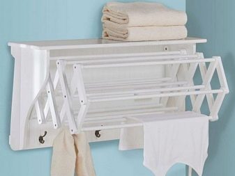 Fällbar torktumlare i badrummet.