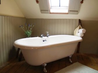 Vabalt seisev jalaga vann