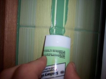 Egészségügyi tömítőanyag használata a fürdőszobában