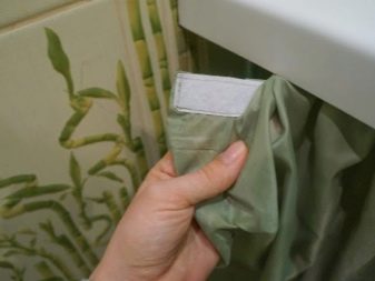 Fissare il paravento di una vasca da bagno