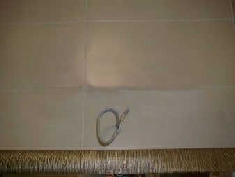 La sequenza per installare una lampada sopra lo specchio del bagno