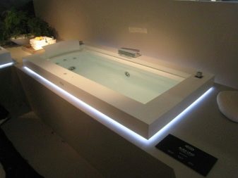 Valaistu kylpyamme sinisellä valolla