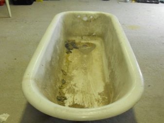 Vorbereitung des Gusseisenbads vor dem Emaillieren