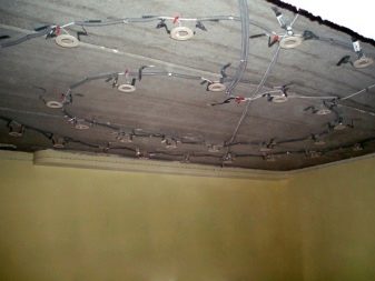 Kylpyhuoneen upotettujen valojen asennus