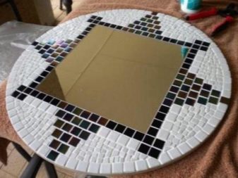 Decorare uno specchio del bagno con i mosaici