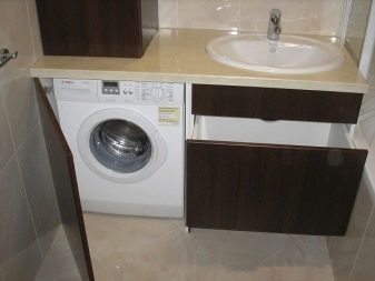 Placering af et skab under vaskemaskinen i badeværelset