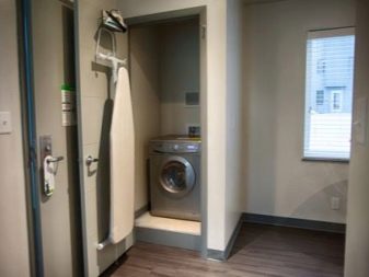 Lodret skab til vaskemaskine i badeværelset