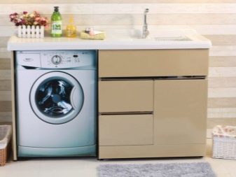 Fritstående vaskemaskineskab i badeværelset