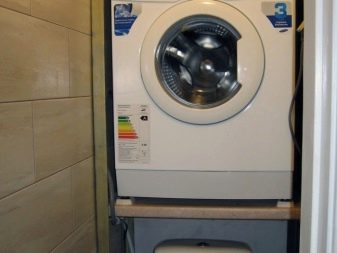 Vægmonteret vaskemaskineskab til badekar 