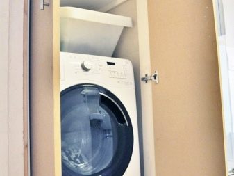 Vaskemaskineskab og placering i badeværelset