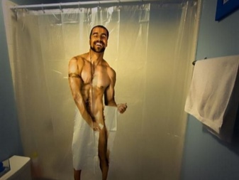 男性とのギミック満載のバスタブ・スクリーン