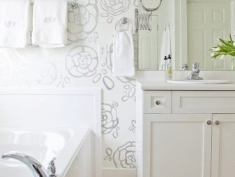 Stencil joonistus suurtes lilledes vannitoa seinal