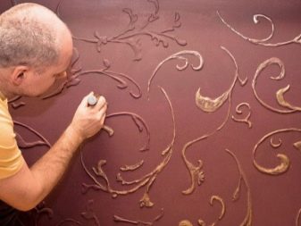 Kolmemõõtmeline kuldmaal vannitoa seinal, mis on šabloonitud