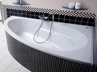 La baignoire triangulaire et sa forme de cuvette