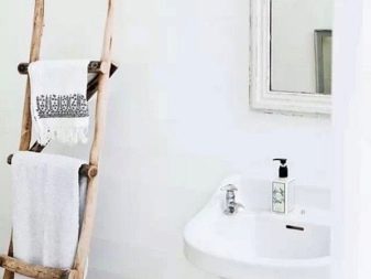 Échelle artisanale pour le séchage des serviettes dans une salle de bain scandinave