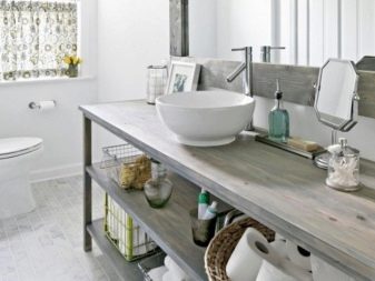 Meubles en bois naturel dans une salle de bains scandinave