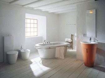 Baignoire blanche et lavabo orange pour une salle de bains de style scandinave
