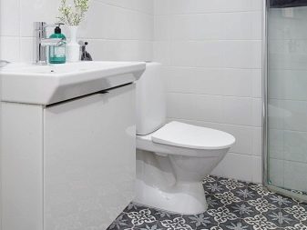 Plomberie et meubles blancs dans une salle de bains scandinave