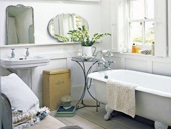 Des antiquités faites à la main pour une salle de bains scandinave.